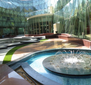 Ein Bild der Schulgebäude der Al Bateen Academy in Abu Dhabi mit Blick auf den Haupteingang