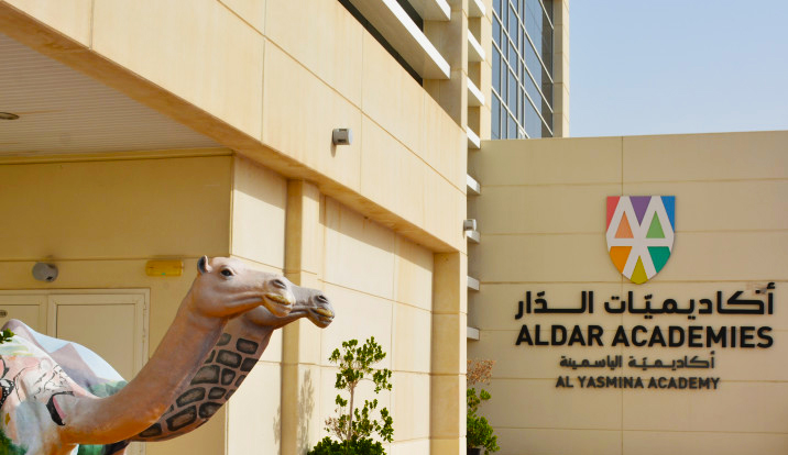 Foto vom Eingang der Al Yasmina Academy in Abu Dhabi