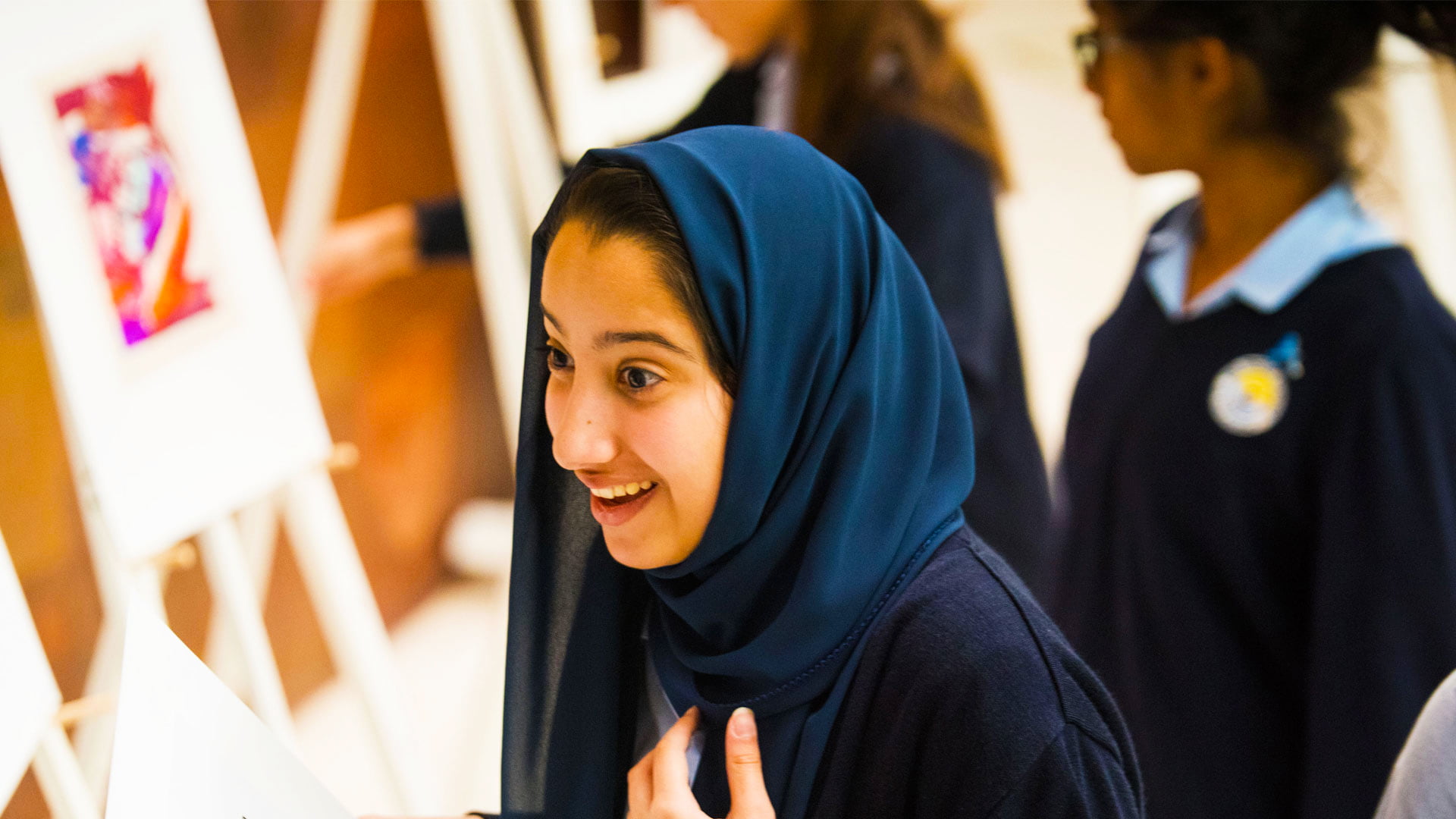 Bild eines arabischen Mädchens in Ehrfurcht vor der Qualität einer Kunstausstellung an der britischen Schule Al Khubairat