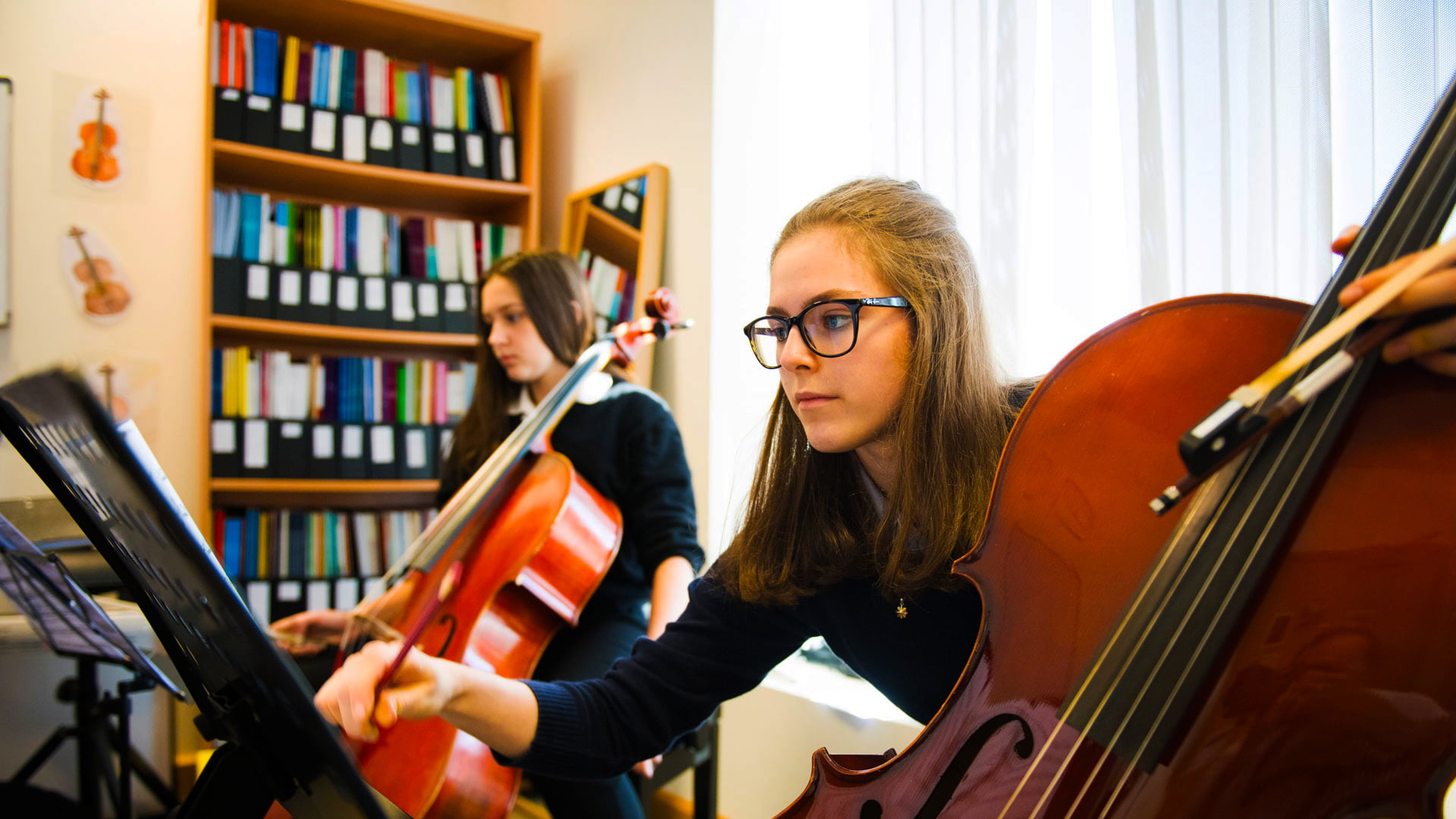 Foto, das junge Frauen an der britischen Schule Al Khubairat zeigt, die ihre Instrumente in einer Musikklasse spielen