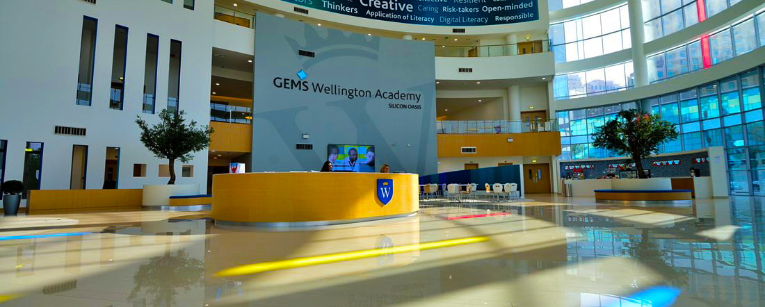Ein Bild, das den Eingang zur Sekundarschule in der Silicon Oasis der GEMS Wellington Academy zeigt