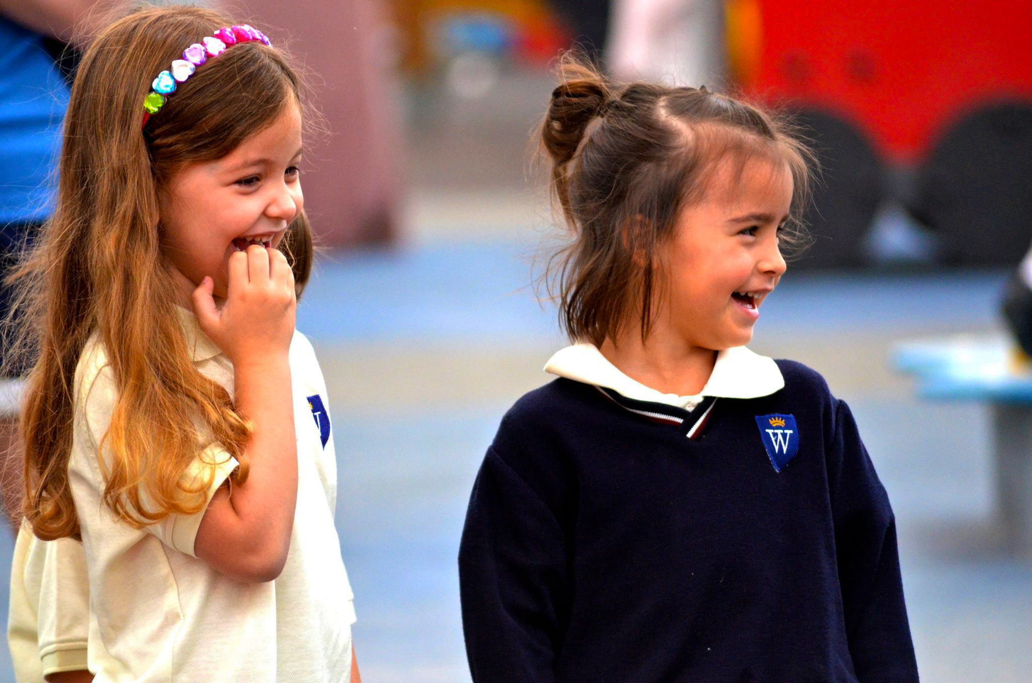 Kleine Kinder verlobt und lachend in der Silicon Oasis der GEMS Wellington Academy in Dubai