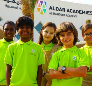Foto von Kindern außerhalb der Gebäude der Al Mamoura Academy in Abu Dhabi