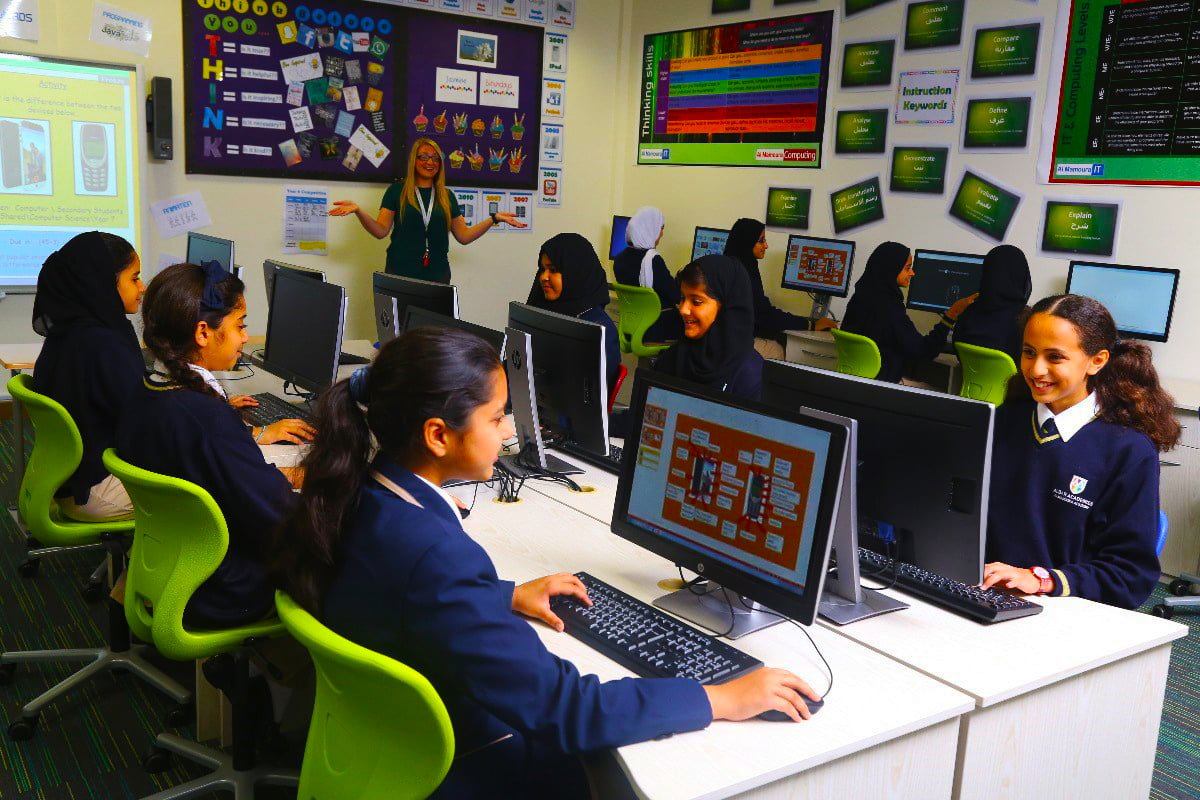 Fotografie von Kindern, die sich mit IT beschäftigen, an der Mamoura Academy in Abu Dhabi