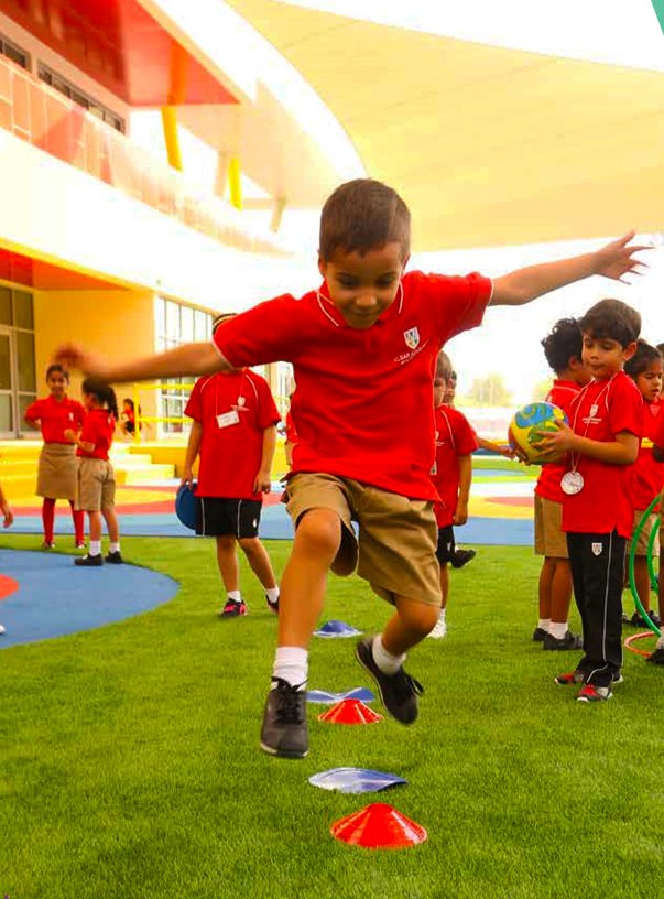 Foto von spielenden Kindern an der West Yas Academy in Abu Dhabi
