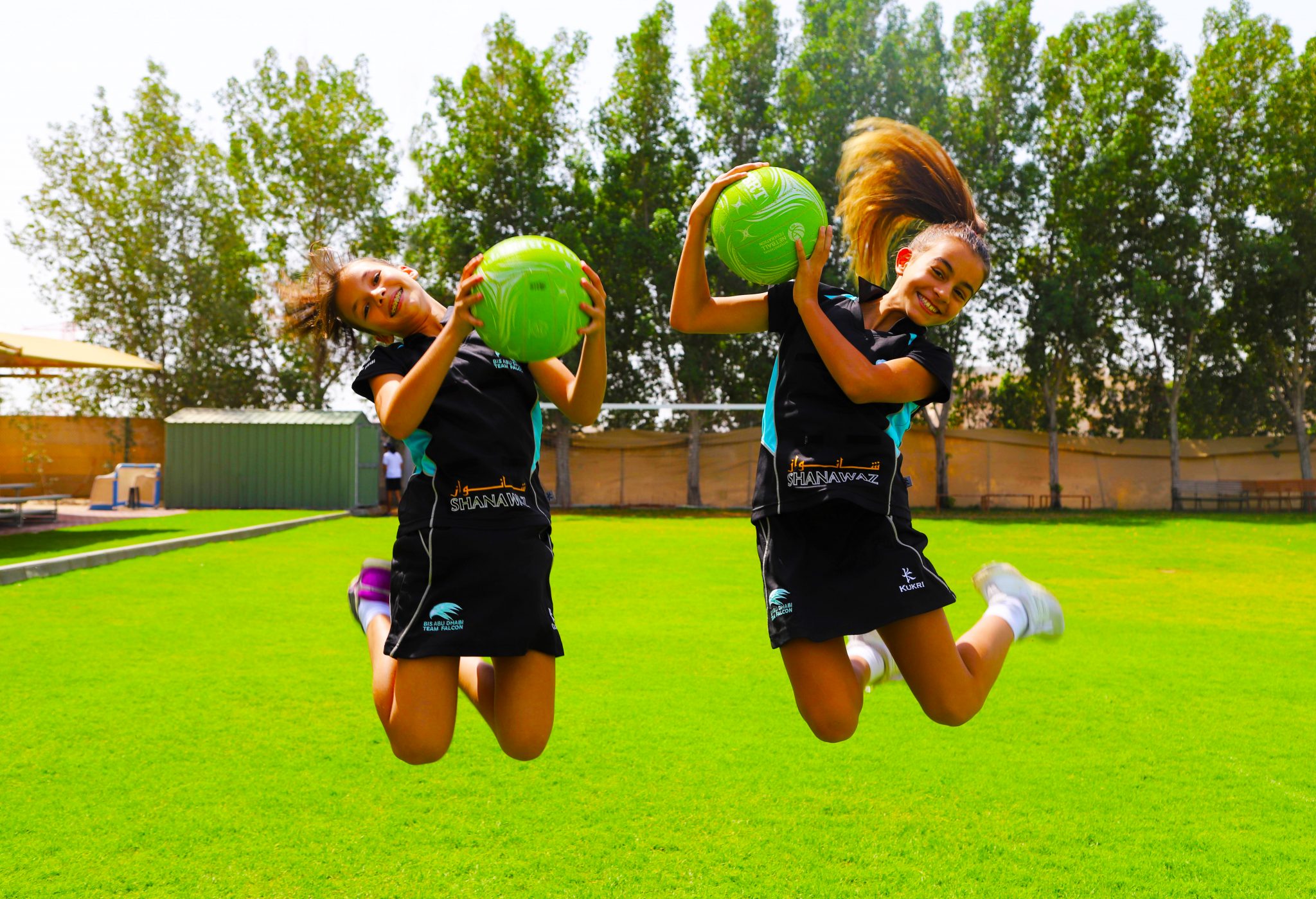 صورة لأطفال يقفزون أثناء دروس رياضية في المدرسة البريطانية الدولية في أبوظبي