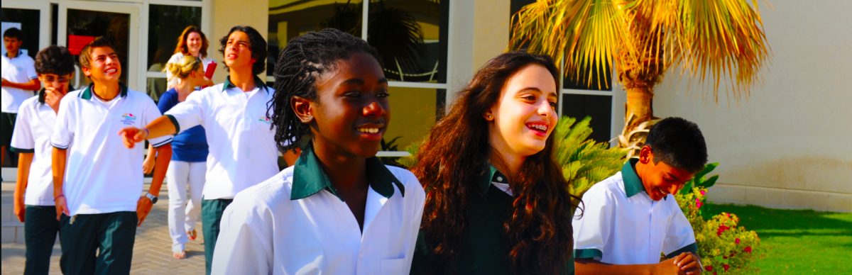 Ein Bild, das glückliche Kinder an der entschlossenen gemeinnützigen Deira International School in Dubai zeigt