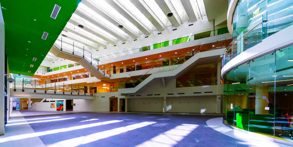 Foto, das das moderne, kommerzielle Ambiente der Repton School Abu Dhabi im Inneren hervorhebt. Dies passt zum Technologiefokus der Schule und zum Lehrplanfokus des 21. Jahrhunderts.