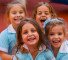 Bild zeigt lachende, glückliche jüngere Kinder in Uniform an der British International School Abu Dhabi