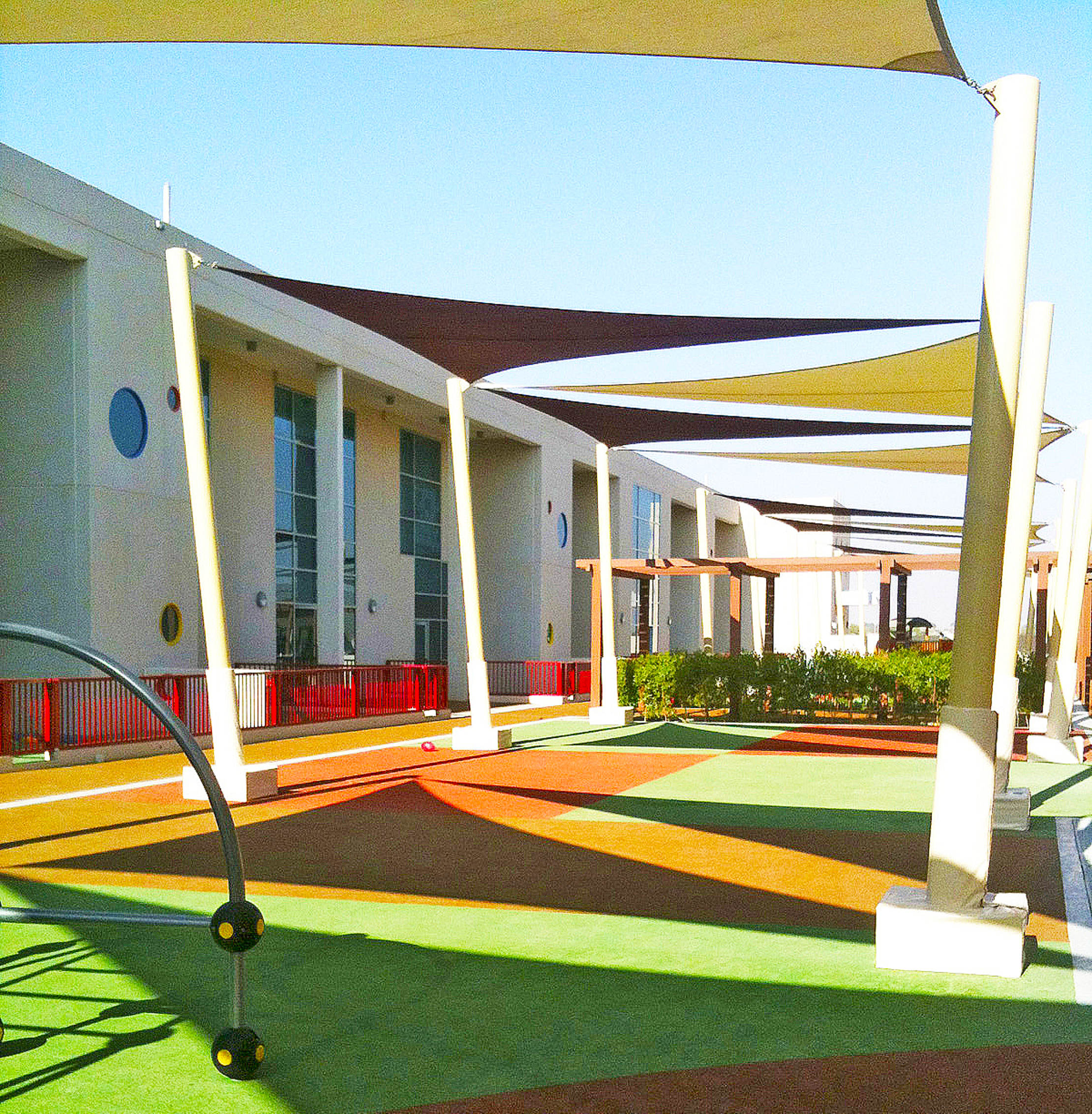 Schattige Gehwege im Grundschulgebäude der Ajman Academy School