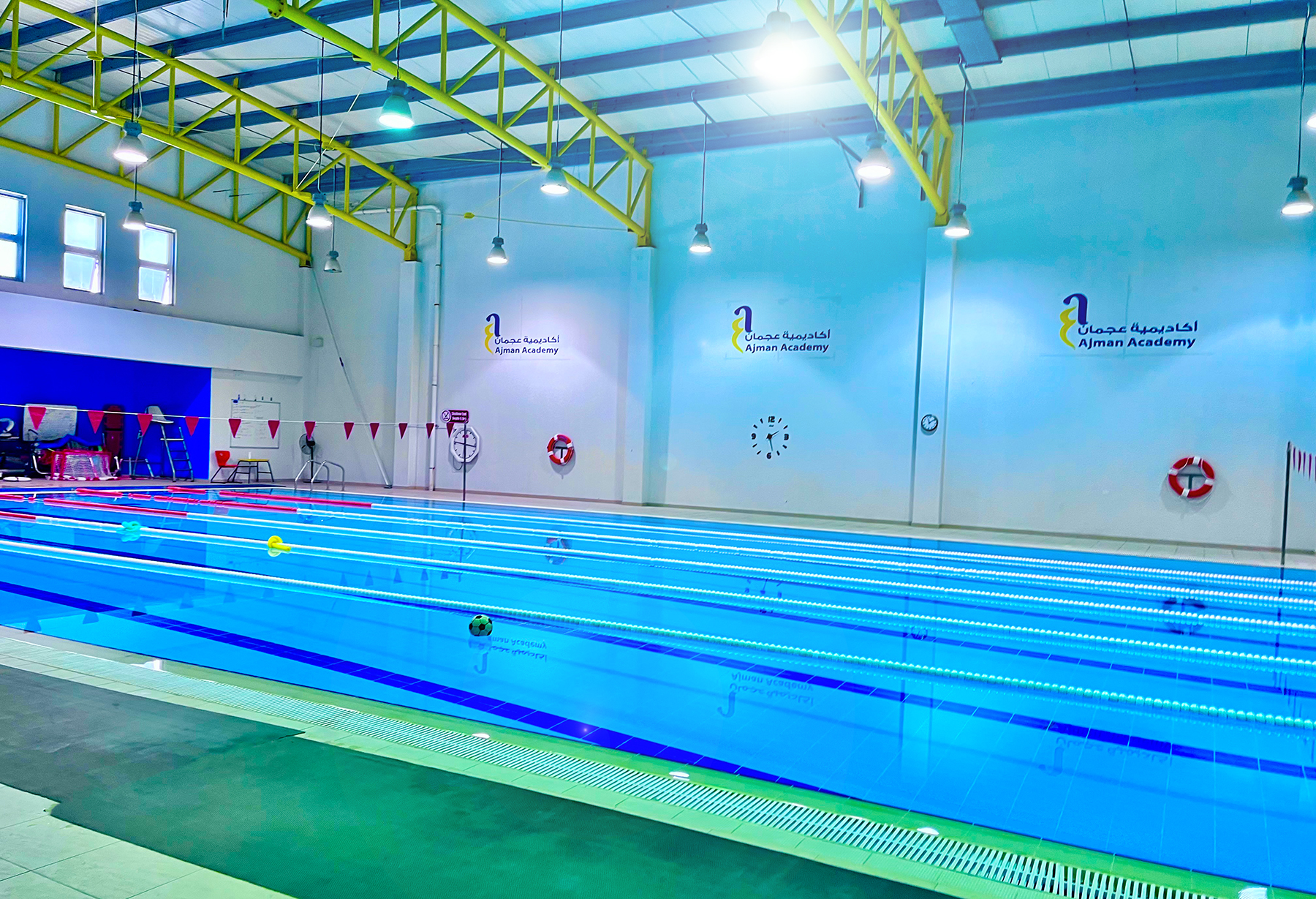 المسبح الداخلي الجميل 25 مترًا في مدرسة أكاديمية عجمان في عجمان ، الإمارات العربية المتحدة - تغذي المدرسة العائلات في دبي والشارقة