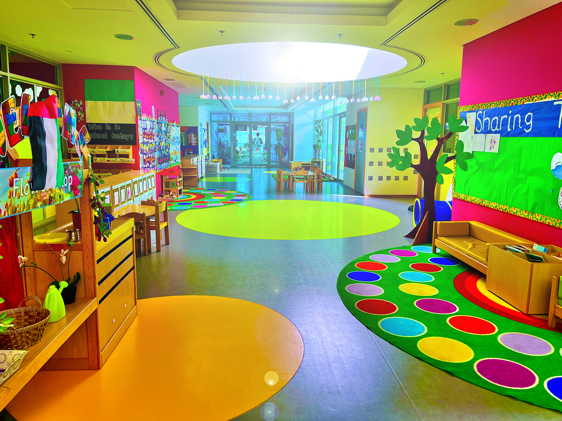 Licht- und farbenfrohe Lernräume und Korridore im Grundschulblock der Ajman Academy