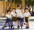 Foto von kleinen Kindern an der Greenfield Community School im Wald, zwei davon auf Dreirädern