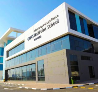 Foto, das den Außeneingang der GEMS FirstPoint School in Dubai zeigt. Die GEMS FirstPoint School ist eine britische All-Through-Schule, die Schülern von der Grundschule bis zum GCSE, A Level und BTEC eine hochwertige Tier-1-Schulung bietet. Akkreditiert als eine der SchoolsCompared Happiest Schools in the UAE 2021.