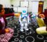Bild zeigt Kinder, die mit einem Roboter an der Merryland International School in Abu Dhabi lernen