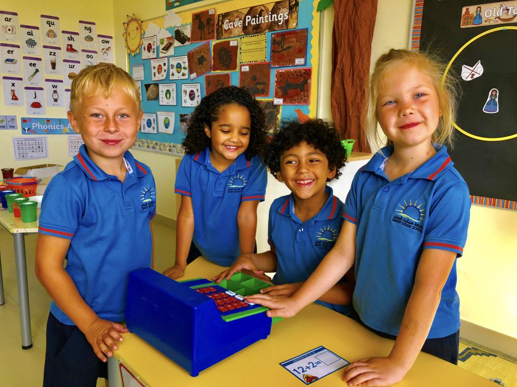 Grundschulkinder des neuen englischen nationalen Lehrplans Smart Vision School in Dubai entwickeln im Rahmen des EYFS-Lehrplans Rechenkenntnisse