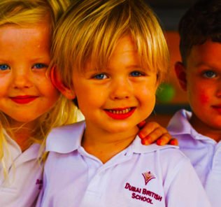 صورة لأطفال في مدرسة دبي البريطانية