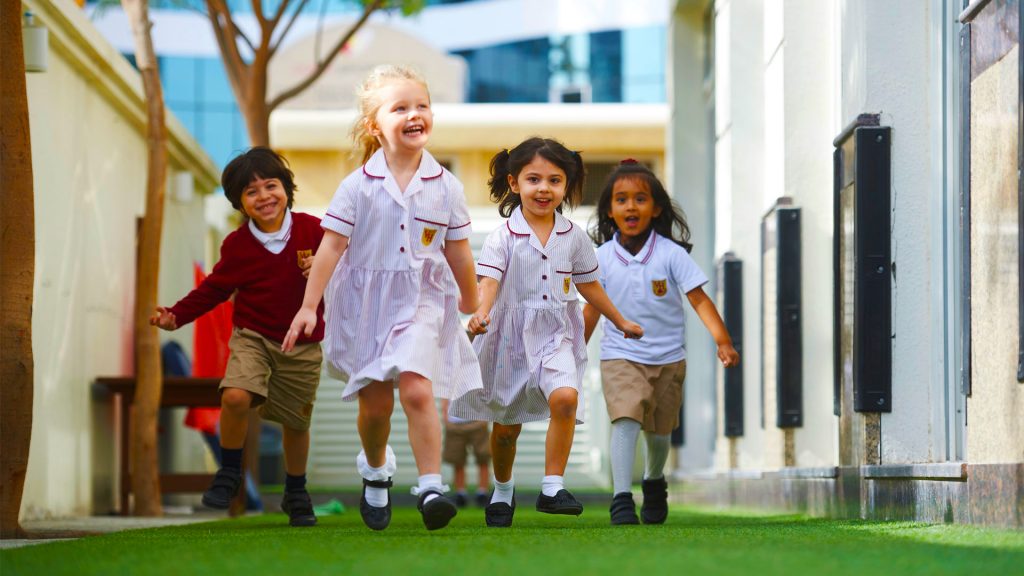 Bild von Kindern an der Victory Heights Grundschule VHP in Dubai läuft und glücklich