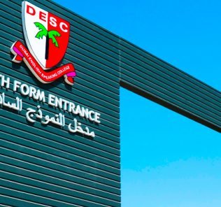 تكرر مباني النموذج السادس الجديدة في كلية دبي للناطقين بالإنجليزية DESC شعور الجامعات البريطانية.