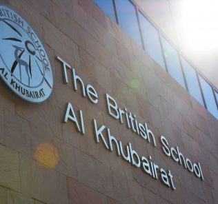 يوم نتائج GCSE المباني الأمامية للمدرسة البريطانية الخبيرات في أبو ظبي