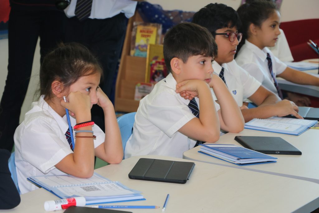 Schüler der 4. Klasse nehmen an ihrem Unterricht teil.