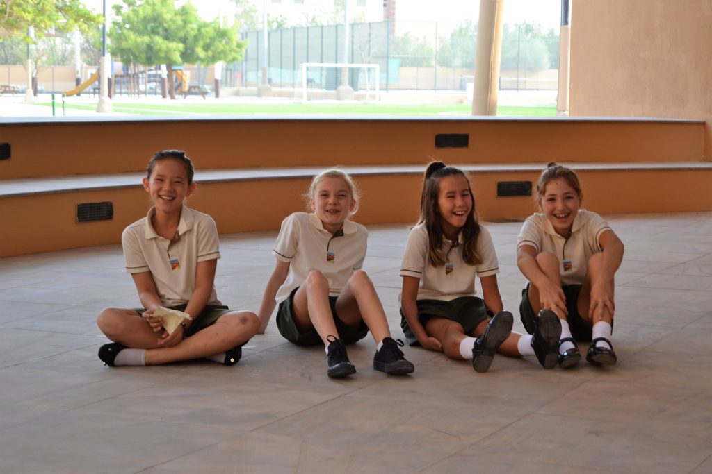 Auf diesem Foto spielen GCS-Schüler ein Eisbrechspiel, um ihre neuen Klassenkameraden kennenzulernen.