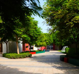 Einer der Innenhöfe der Bradenton Preparatory Academy in Dubai Sports City