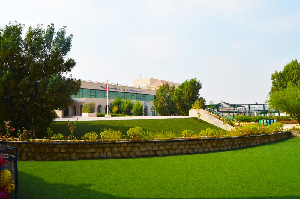 Foto der Mirdif American School in Dubai, die das gepflegte Gelände und die attraktive Platzierung zeigt