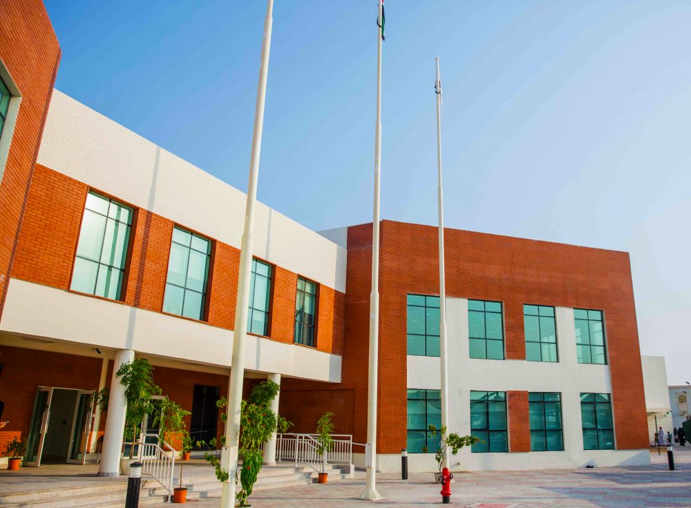 صورة لمباني المدرسة الرئيسية ومدخل مدرسة أسبن هايتس البريطانية في أبوظبي