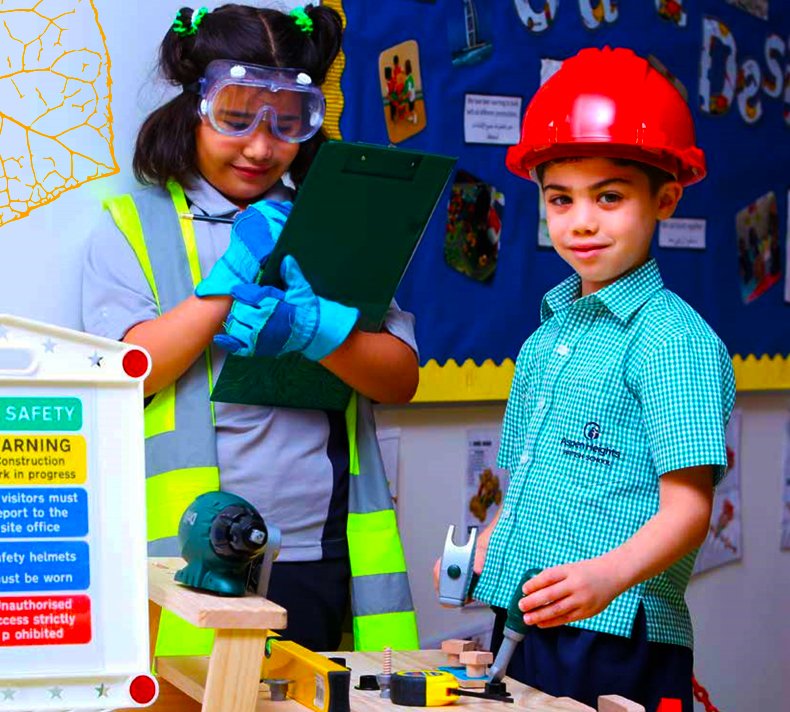 صورة لأطفال أصغر سناً يشاركون في تعلم العلوم والتكنولوجيا والهندسة والرياضيات في مدرسة أسبن هايتس البريطانية في أبوظبي