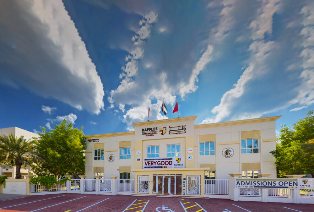 Rezension der Raffles International School Dubai von SchoolsCompared.com. Das Foto zeigt die Hauptschule im Juli 2023