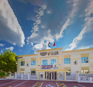 Rezension der Raffles International School Dubai von SchoolsCompared.com. Das Foto zeigt die Hauptschule im Juli 2023