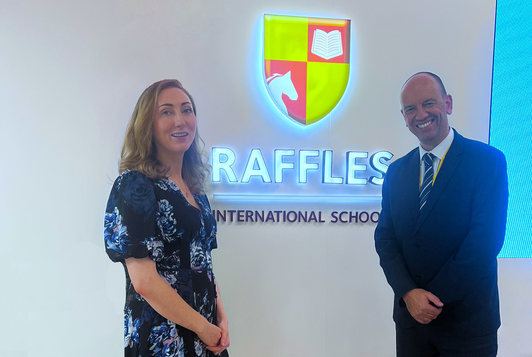 Tabitha Barda (Bild links), leitende Redakteurin von SchoolsCompared.com, trifft sich mit Steven Giles (Bild rechts), Direktor der Raffles International School Dubai, bei unserem Überprüfungsbesuch im Juli 2023