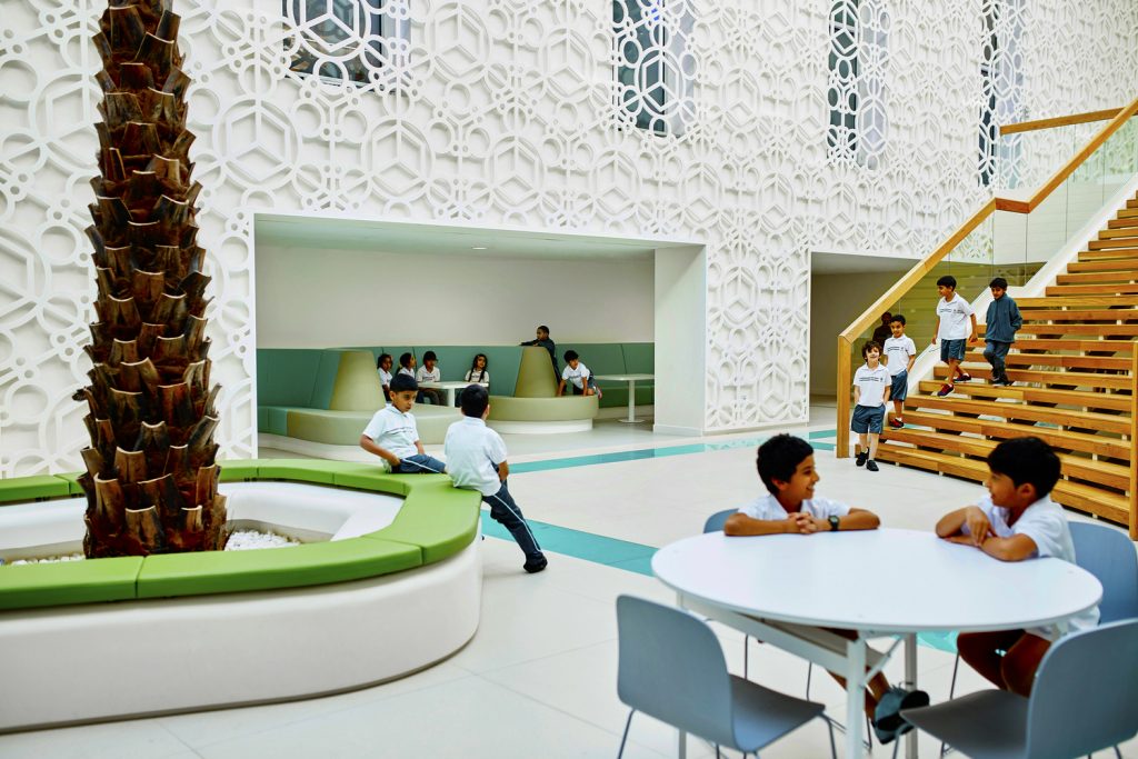 صورة تظهر مثالاً على المناطق المفتوحة والمصممة بشكل جميل للأطفال في أكاديمية الشيخ زايد الخاصة للبنين