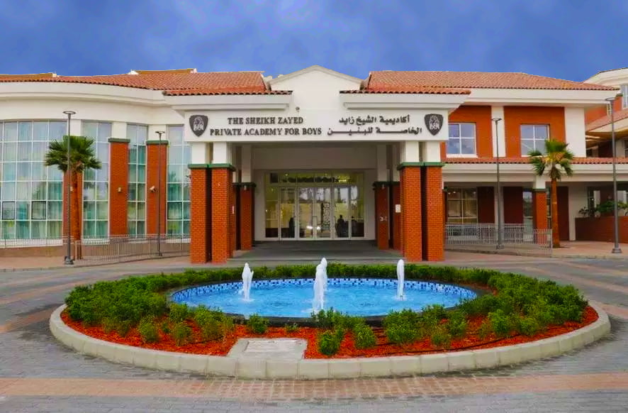صورة لمدخل المبنى الرئيسي لأكاديمية الشيخ زايد الخاصة للبنين