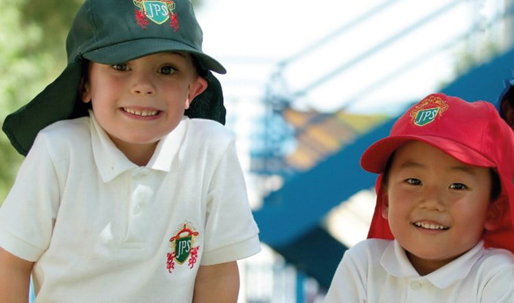 Kinder lächeln an der GEMS Jumeirah Grundschule in Dubai
