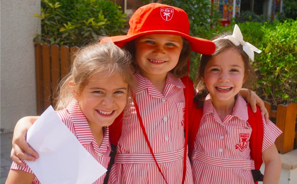 Ein Foto von glücklichen Kindern an der englischsprachigen Schule DESS in Dubai, während DESS niedrigere Schulgebühren verspricht