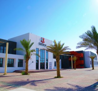 Foto des Dubai English Speaking College mit dem Haupteingang