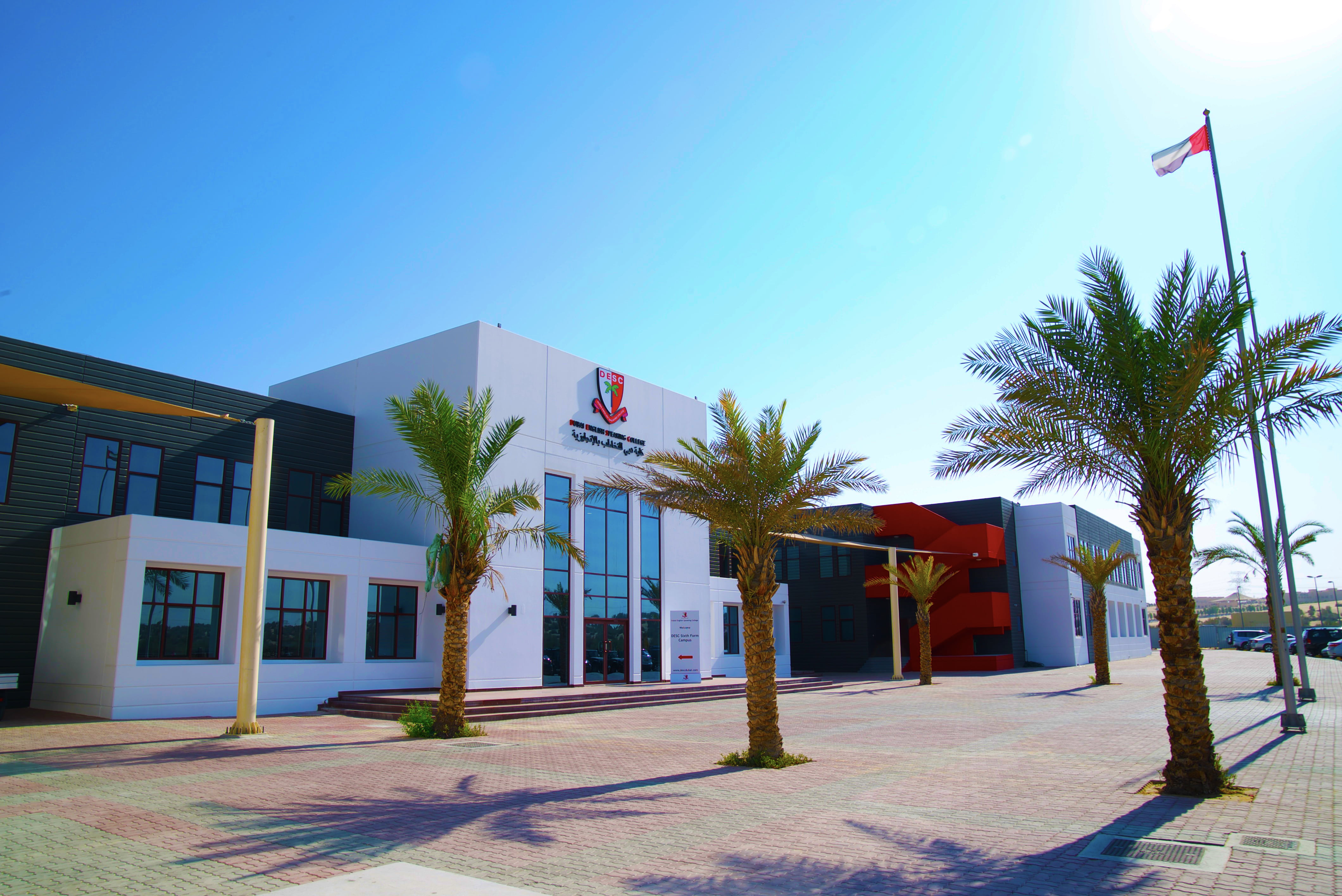 Foto des Dubai English Speaking College mit dem Haupteingang