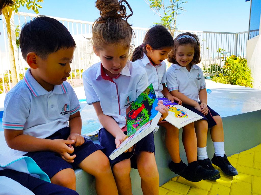 طفل يقرأ في اكاديمية دبي هايتس