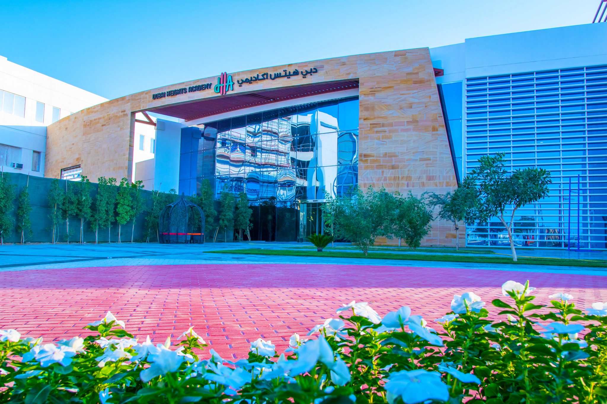 Foto zeigt den prestigeträchtigen Eingang der Dubai Heights Academy in Dubai