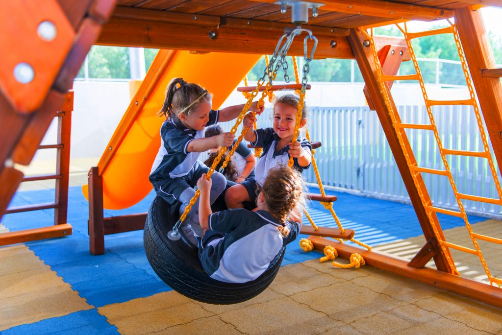 صورة لأطفال يلعبون في صالة الغابة في الهواء الطلق في مدرسة South View School في دبي