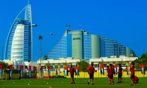 Blick von der Raffles World Academy direkt auf das Burj Al Arab und das Jumeirah Beach Hotel am IB-Ergebnistag