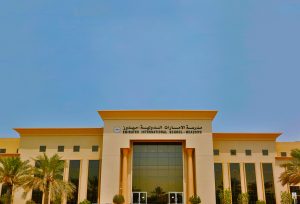 صورة لواجهة المبنى الرئيسي لمدرسة الإمارات الدولية - ميدوز في دبي