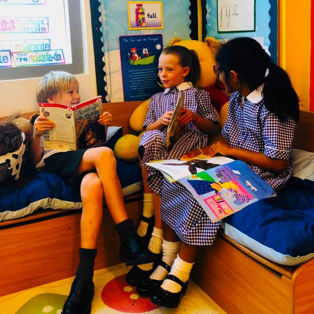 Kinder lesen an der Foremake School in Dubai