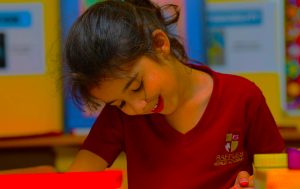 Early Learning an der Raffles World Academy ist eine Stärke des schulischen Lernens. Hier sehen wir ein kleines Kind, das sich als Teil des Fortschritts durch das International Baccalaureate mit frühkindlichem Lernen befasst.