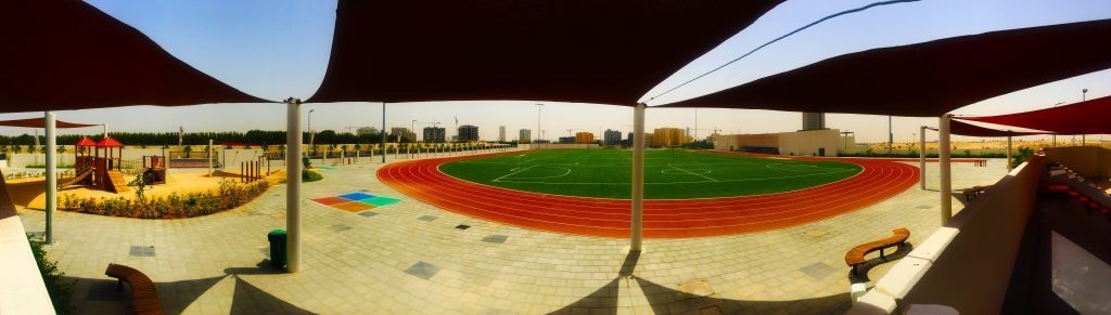 مرافق التصوير الفوتوغرافي البانورامي والمرافق الرياضية في مدرسة Dunecrst الأمريكية في دبي كما تم أخذها من مباني المدرسة الرئيسية