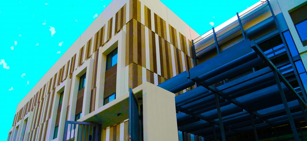 Foto, das die architektonische Fassade der Dunecrest American School in Dubai hervorhebt