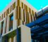 Foto, das die architektonische Fassade der Dunecrest American School in Dubai hervorhebt
