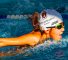 Foto eines Studenten, der im Wettkampfschwimmen am Kent College Dubai beschäftigt ist. Die Schule bietet spezielle Sportstipendien an, die maßgeschneiderte Mentoring-Programme beinhalten, die auf den Gaben der Schüler basieren.
